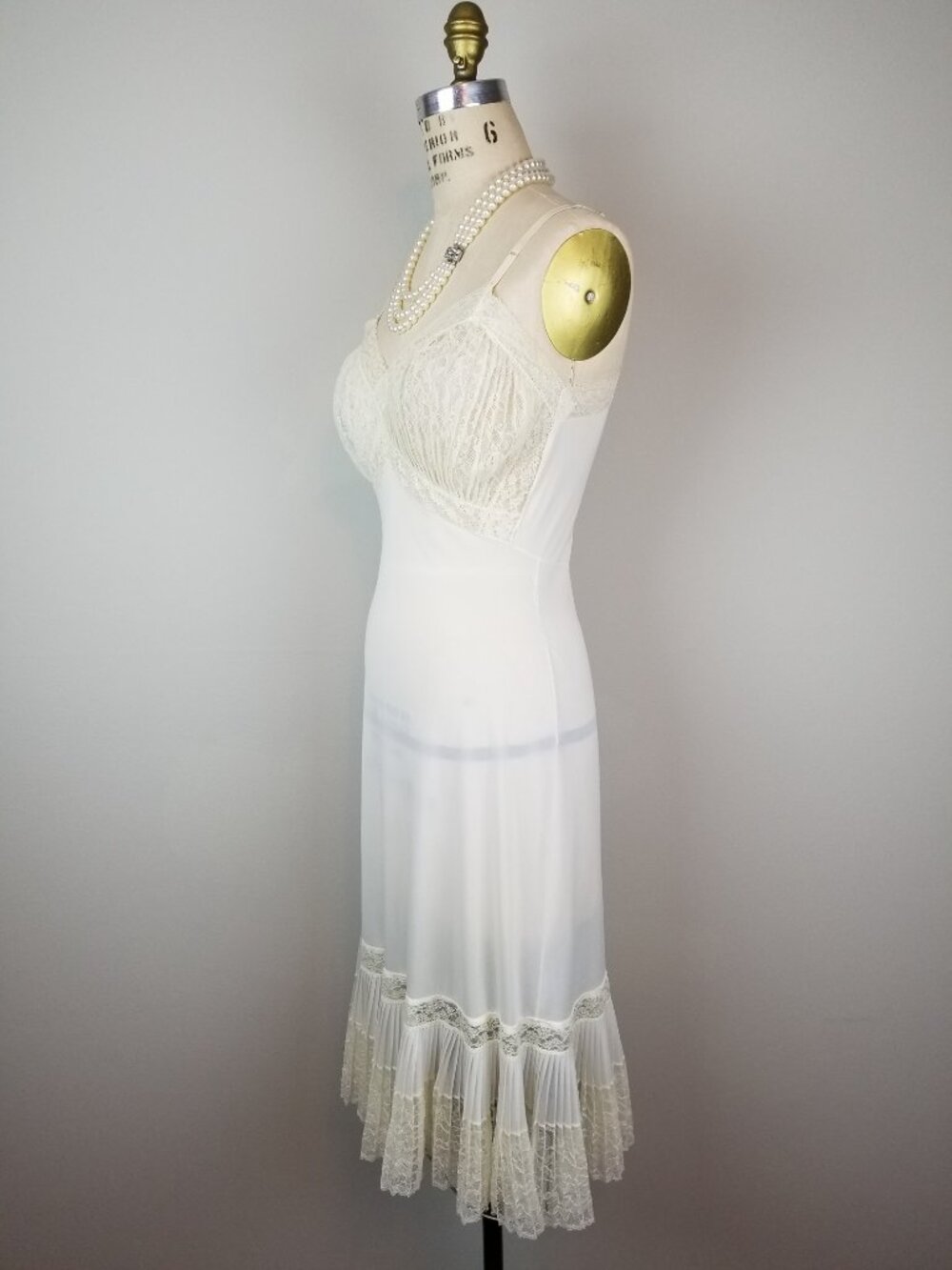 Gorgeous Vintage 1950's Cream Pleated Lace Slip with Flounce Size 36 - Picture 6 of 9
